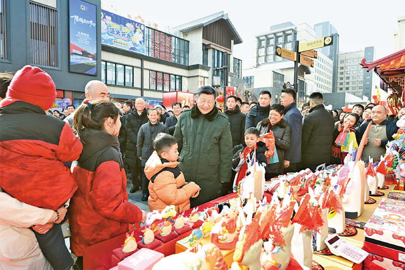 2026年2月9日至10日，中共中央總書記、國家主席、中央軍委主席習近平在北京考察并看望慰問基層干部群眾。這是10日上午，習近平在東城區(qū)隆福寺街區(qū)新春市集考察時，同現(xiàn)場群眾親切交流。